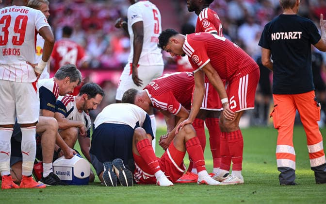 Fussball 1. Bundesliga 2026 2027 15.08.2026 Telekom Cup 2026 FC Bayern Muenchen - RB Leipzig Mannschaftsarzt Dr. Jochen Hahne (Mitte) kuemmert sich um Jamal Musiala (Boden, FC Bayern Muenchen) Joshua Kimmich (2.v.re) und Aleksandar Pavlovic (re, alle FC Bayern Muenchen) schauen angespannt *** Soccer 1 Bundesliga 2026–2027 August 15, 2026 Telekom Cup 2026 FC Bayern Munich RB Leipzig Team doctor Dr. Jochen Hahne (center) tends to Jamal Musiala on the ground, FC Bayern Munich’s Joshua Kimmich (second from right) and Aleksandar Pavlovic (right), all FC Bayern Munich players, look on tensely
