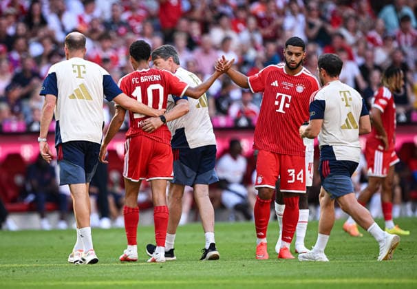 Fussball 1. Bundesliga 2026 2027 15.08.2026 Telekom Cup 2026 FC Bayern Muenchen - RB Leipzig Mannschaftsarzt Dr. Jochen Hahne (li) fuehrt Jamal Musiala (2.v.li, FC Bayern Muenchen) vom Platz, Musiala klatscht Ismael Saibari (2.v.re, alle FC Bayern Muenchen) ab. *** Soccer, Bundesliga 1, 2026–2027, August 15, 2026, Telekom Cup 2026, FC Bayern Munich vs. RB Leipzig. Team doctor Dr. Jochen Hahne (left) leads Jamal Musiala (second from left) FC Bayern Munich off the field; Musiala high-fives Ismael Saibari (2nd from right); all FC Bayern Munich players off