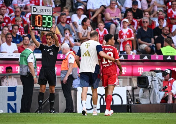 Fussball 1. Bundesliga 2026 2027 15.08.2026 Telekom Cup 2026 FC Bayern Muenchen - RB Leipzig Mannschaftsarzt Dr. Jochen Hahne (Mitte) fuehrt Jamal Musiala (re, FC Bayern Muenchen) vom Platz *** Soccer, Bundesliga 1, 2026–2027, August 15, 2026, Telekom Cup 2026, FC Bayern Munich vs. RB Leipzig: Team doctor Dr. Jochen Hahne (center) leads Jamal Musiala (right), of FC Bayern Munich, off the field