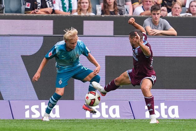 15.08.2026, xydrx, Herren, Fußball, Saisoneroeffnung, Borussia Mönchengladbach - Aston Villa, Saison 2026 2027, ista-Borussia-Park: Fritz Fleck (Borussia Moenchengladbach, 27) im Zweikampf gegen Emiliano Buendia (Aston Villa, 10) DFB regulations prohibit any use of photographs as image sequences and or quasi-video. *** August 15, 2026, xydrx, Men s, Soccer, Season opener, Borussia Mönchengladbach vs. Aston Villa, 2026–2027 season, ista Borussia Park, Fritz Fleck, Borussia Mönchengladbach, No. 27 in a tackle against Emiliano Buendia of Aston Villa, No. 10. DFB regulations prohibit any use of photographs as image sequences and or quasi-video. Copyright: HMBxMedia YannisxDreimann