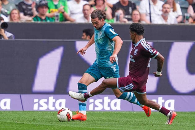 15.08.2026, xydrx, Herren, Fußball, Saisoneroeffnung, Borussia Mönchengladbach - Aston Villa, Saison 2026 2027, ista-Borussia-Park: Joe Scally (Borussia Moenchengladbach, 29) im Zweikampf gegen Ian Maatsen (Aston Villa, 22) DFB regulations prohibit any use of photographs as image sequences and or quasi-video. *** August 15, 2026, xydrx, Men s, Soccer, Season opener, Borussia Mönchengladbach vs. Aston Villa, 2026–2027 season, ista, Borussia Park, Joe Scally, Borussia Mönchengladbach, 29, in a tackle against Ian Maatsen, Aston Villa, 22. DFB regulations prohibit any use of photographs as image sequences and or quasi-video. Copyright: HMBxMedia YannisxDreimann