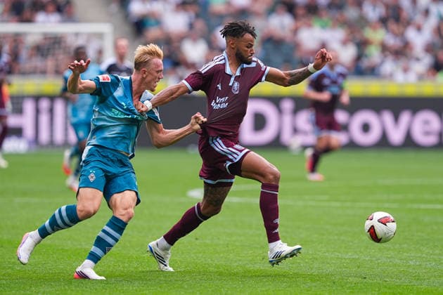 15.08.2026, xydrx, Herren, Fußball, Saisoneroeffnung, Borussia Mönchengladbach - Aston Villa, Saison 2026 2027, ista-Borussia-Park: Isac Lidberg (Borussia Moenchengladbach, 3) im Zweikampf gegen Tyrone Mings (Aston Villa, 5) DFB regulations prohibit any use of photographs as image sequences and or quasi-video. *** August 15, 2026, xydrx, Men s, Soccer, Season Opener, Borussia Mönchengladbach vs. Aston Villa, 2026–2027 Season, ista Borussia Park, Isac Lidberg (Borussia Mönchengladbach), No. 3 in a tackle against Tyrone Mings (Aston Villa), 5. DFB regulations prohibit any use of photographs as image sequences and or quasi-video. Copyright: HMBxMedia YannisxDreimann