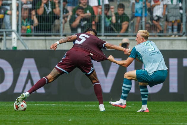 Tyrone Mings (Aston Villa) und Isac Lidberg (Borussia Moenchengladbach) battle for the ball during the pre-season friendly match between Borussia Moenchengladbach and Aston Villa at ista-Borussia-Park on August 15, 2026 in Moenchengladbach, Germany. (Photo by Mario Hommes DeFodi Images) - *** Tyrone Mings of Aston Villa and Isac Lidberg of Borussia Mönchengladbach battle for the ball during the preseason friendly match between Borussia Mönchengladbach and Aston Villa at ista Borussia Park on August 15, 2026, in Mönchengladbach, Germany. Photo by Mario Hommes, DeFodi Images