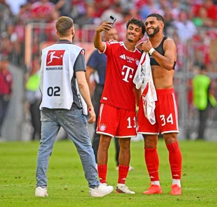 15.08.2026, Fussball Bundesliga 2026 2027, Testspiel Telecom-Cup, FC Bayern München - RB Leipzig, in der Allianz-Arena München, v.l. Nathaniel Brown (FC Bayern München) und Ismael Saibari (FC Bayern München) machen ein Selfie *** August 15, 2026, 2026–2027 Bundesliga season, Telecom Cup friendly, FC Bayern Munich vs. RB Leipzig, at the Allianz Arena in Munich; from left: Nathaniel Brown (FC Bayern Munich) and Ismael Saibari (FC Bayern Munich) take a selfie