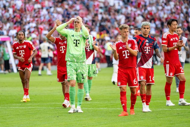 Manuel Neuer 1 (FC Bayern Muenchen), Joshua Kimmich 6 (FC Bayern Muenchen), Luis Diaz 14 (FC Bayern Muenchen) bedanken und verabschieden sich von Ihren Fans, FC Bayern Muenchen - RB Leipzig, Fussball, Telekom Cup, Freundschaftsspiel, 15.08.2026 DFB regulations prohibit any use of photographs as image sequences and or quasi-video Muenchen Bayern Deutschland *** Manuel Neuer 1 FC Bayern Munich, Joshua Kimmich 6 FC Bayern Munich, Luis Diaz 14 FC Bayern Munich thank and say goodbye to their fans, FC Bayern Munich vs. RB Leipzig, soccer, Telekom Cup, friendly match, August 15, 2026. DFB regulations prohibit any use of photographs as image sequences and or quasi-video. Munich, Bayern, Germany Copyright: xkolbert-press UlrichxGamelx
