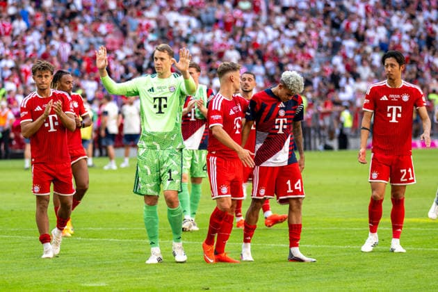 Tom Bischof 8 (FC Bayern Muenchen), Manuel Neuer 1 (FC Bayern Muenchen), Joshua Kimmich 6 (FC Bayern Muenchen), Luis Diaz 14 (FC Bayern Muenchen) , Hiroki Ito 21 (FC Bayern Muenchen) bedanken und verabschieden sich von Ihren Fans, FC Bayern Muenchen - RB Leipzig, Fussball, Telekom Cup, Freundschaftsspiel, 15.08.2026 DFB regulations prohibit any use of photographs as image sequences and or quasi-video Muenchen Bayern Deutschland *** Tom Bischof 8 FC Bayern Munich, Manuel Neuer 1 FC Bayern Munich, Joshua Kimmich 6 FC Bayern Munich, Luis Diaz 14 FC Bayern Munich, and Hiroki Ito 21 FC Bayern Munich thank and bid farewell to their fans, FC Bayern Munich vs. RB Leipzig, soccer, Telekom Cup, friendly match, August 15, 2026. DFB regulations prohibit any use of photographs as image sequences and or quasi-video. Munich, Bayern, Germany Copyright: xkolbert-press UlrichxGamelx