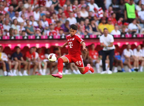 Fussball, Herren, Telekom Cup, Saison 2026 2027, FC Bayern München - RB Leipzig, Allianz Arena, Testspiel Maycon Cardozo (FC Bayern München) nimmt springend einen Ball an, hier im Angriff *** Soccer, Men s, Telekom Cup, 2026–2027 Season, FC Bayern Munich vs. RB Leipzig, Allianz Arena, Friendly Match: Maycon Cardozo of FC Bayern Munich jumps to receive the ball while on the attack