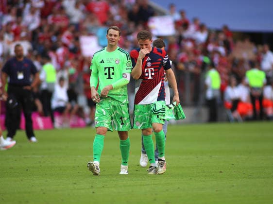 Fussball, Herren, Telekom Cup, Saison 2026 2027, FC Bayern München - RB Leipzig, Allianz Arena, Testspiel Manuel Neuer (FC Bayern München) (li.) mit Jonas Urbig (FC Bayern München) (re.) zusammen nach dem Spiel *** Soccer, Men s, Telekom Cup, 2026–2027 Season, FC Bayern Munich vs. RB Leipzig, Allianz Arena, Friendly Match: Manuel Neuer (FC Bayern Munich, left) and Jonas Urbig (FC Bayern Munich, right) together after the game