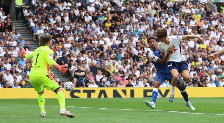 Pre Season Friendly - Tottenham Hotspur v TSG 1899 Hoffenheim LONDON, ENGLAND, AUGUST 15: GOAL 2-0, Mikey Moore of Tottenham Hotspur scores a goal to put Tottenham Hotspur 2-0 ahead during the Pre Season Friendly match between Tottenham Hotspur v TSG 1899 Hoffenheim at Tottenham Hotspur Stadium, London on 15 August. (Photo by Daniel Weir) London Tottenham Hotspur Stadium United Kingdom Copyright: xDanielxWeir SportsxPressxPhotox Sportspressphoto_SPR207116