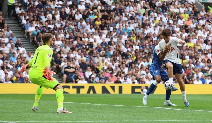 Pre Season Friendly - Tottenham Hotspur v TSG 1899 Hoffenheim LONDON, ENGLAND, AUGUST 15: GOAL 2-0, Mikey Moore of Tottenham Hotspur scores a goal to put Tottenham Hotspur 2-0 ahead during the Pre Season Friendly match between Tottenham Hotspur v TSG 1899 Hoffenheim at Tottenham Hotspur Stadium, London on 15 August. (Photo by Daniel Weir) London Tottenham Hotspur Stadium United Kingdom Copyright: xDanielxWeir SportsxPressxPhotox Sportspressphoto_SPR207117
