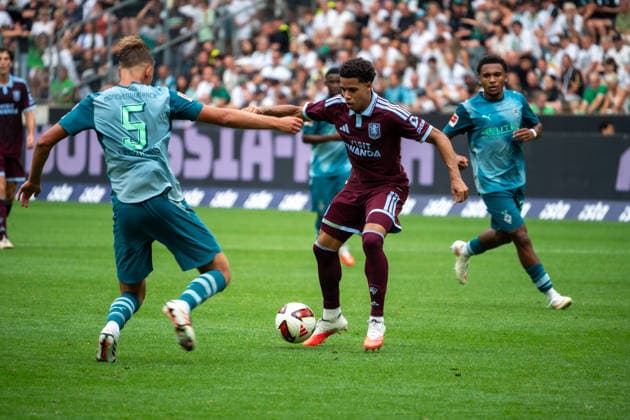 Deutschland: Freundschaftsspiel-Vorbereitung 2026 2027 - Mönchengladbach vs Aston Villa - Borussia-Park-Stadion (Mönchengladbach): Ian Maatsen (Aston Villa, 22) im Zweikampf gegen Jan Leszczynski (Borussia Mönchengladbach, 5) Mönchengladbach Borussia-Park-Stadion Deutschland *** Germany Friendly Match, 2026-2027 Season, Mönchengladbach vs. Aston Villa, Borussia Park Stadium, Mönchengladbach, Ian Maatsen (Aston Villa, 22) in a tackle against Jan Leszczynski (Borussia Mönchengladbach, 5), Mönchengladbach, Borussia Park Stadium, Germany Copyright: xOrhanxHabashx
