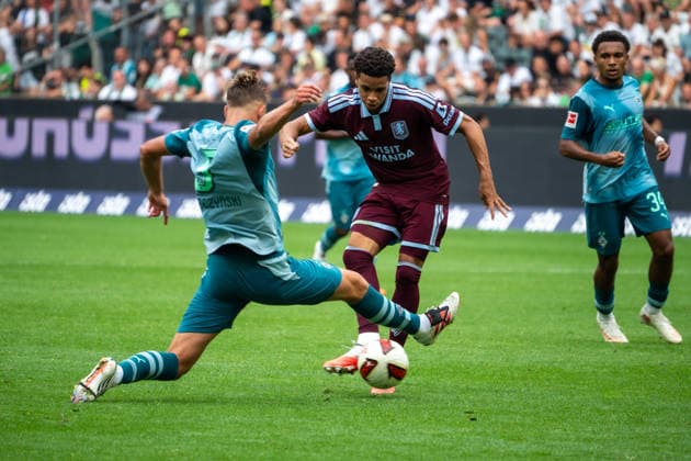 Deutschland: Freundschaftsspiel-Vorbereitung 2026 2027 - Mönchengladbach vs Aston Villa - Borussia-Park-Stadion (Mönchengladbach): Ian Maatsen (Aston Villa, 22) schiesst den Ball aufs Tor gegen Jan Leszczynski (Borussia Mönchengladbach, 5) Mönchengladbach Borussia-Park-Stadion Deutschland *** Germany Friendly Match, 2026-2027 Preseason, Mönchengladbach vs. Aston Villa, Borussia Park Stadium, Mönchengladbach, Ian Maatsen (Aston Villa, No. 22) shoots the ball toward the goal against Jan Leszczynski (Borussia Mönchengladbach, No. 5), Mönchengladbach, Borussia Park Stadium, Germany Copyright: xOrhanxHabashx