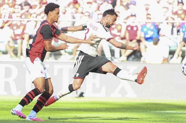 IPA87506733 - Koni De Winter (Milan) and Bruno Fernandes (Man) during the friendly match between Manchester United, ManU and AC Milan at the Arena Tarczy?ski in Wroc?aw, Poland, on August 15, 2026  Copyright: xMichalxDubiel IPAxSportx xx 87506733