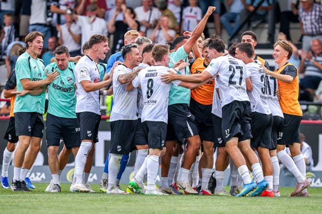 2026.08.15, xkwix, Fußball, 3. Liga, SC Verl - MSV Duisburg, Sportclub Arena, 2.Spieltag, Saison 2026 2027: Jubel der Mannschaft beim Tor zum 2:0 durch Andre Leipold (SC Verl 20) DFB regulations prohibit any use of photographs as image sequences and or quasi-video. Photo: xKamilxWilkowskixPressefotoKochx Nordrhein-Westfalen Deutschland *** August 15, 2026, xkwix, Soccer, 3rd Division, SC Verl vs. MSV Duisburg, Sportclub Arena, Matchday 2, 2026–2027 Season: The team celebrates Andre Leipold’s goal to make it 2–0. SC Verl 20. DFB regulations prohibit any use of photographs as image sequences and or quasi-video. Photo: xKamilxWilkowskixPressefotoKochx, North Rhine-Westphalia, Germany