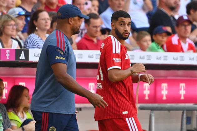 Trainer Vincent KOMPANY (Bayern Muenchen) mit Ismael SAIBARI (Bayern Muenchen) vor Einwechslung. Fussball Telekom Cup FC Bayern Muenchen - RB Leipzig 3-1 am 15.08.2025 , A L L I A N Z A R E N A. *** Coach Vincent KOMPANY of Bayern Munich with Ismael SAIBARI of Bayern Munich before he was substituted into the game; Soccer Telekom Cup: FC Bayern Munich vs. RB Leipzig, 3–1, on August 15, 2025, at the Allianz Arena