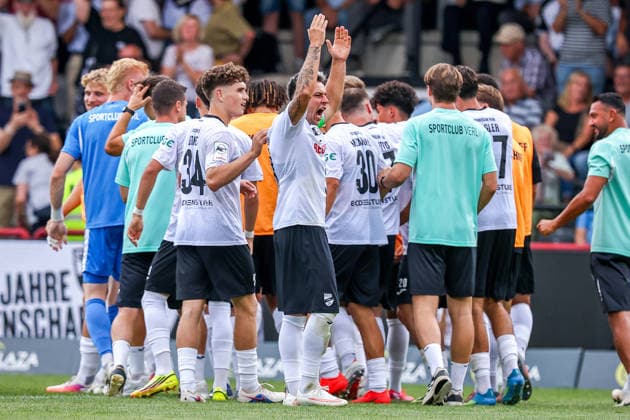 2026.08.15, xkwix, Fußball, 3. Liga, SC Verl - MSV Duisburg, Sportclub Arena, 2.Spieltag, Saison 2026 2027: Jubel der Mannschaft beim Tor zum 2:0 durch Andre Leipold (SC Verl 20) und Niko Kijewski (SC Verl 19) hebt die arme DFB regulations prohibit any use of photographs as image sequences and or quasi-video. Photo: xKamilxWilkowskixPressefotoKochx Nordrhein-Westfalen Deutschland *** August 15, 2026, xkwix, Soccer, 3rd Division, SC Verl vs. MSV Duisburg, Sportclub Arena, Matchday 2, 2026–2027 Season: The team celebrates the 2–0 goal scored by Andre Leipold (SC Verl 20) and Niko Kijewski (SC Verl 19) raises his arms. DFB regulations prohibit any use of photographs as image sequences and or quasi-video. Photo: xKamilxWilkowskixPressefotoKochx North Rhine-Westphalia, Germany