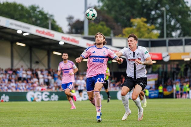 (L-R) Joshua Bitter (MSV Duisburg, 29) im Zweikampf mit Tim Heike (SC Verl, 25) GER, SC Verl vs. MSV Duisburg, Fussball, 3. Liga, 2. Spieltag, Spielzeit 2026 2027, 15.08.2026 DFL Regulations prohibit any use of photographers as image sequences and or quasi-video. GER, SC Verl vs. MSV Duisburg, Fussball, 3. Liga, 2. Spieltag, Spielzeit 2026 2027, 15.08.2026 Verl *** L R Joshua Bitter (MSV Duisburg), 29, in a tackle with Tim Heike (SC Verl), 25, GER, SC Verl vs. MSV Duisburg, Soccer, 3rd Division, Matchday 2, 2026–2027 Season, August 15, 2026 DFL regulations prohibit any use of photographs as image sequences and or quasi-video GER, SC Verl vs. MSV Duisburg, Soccer, 3rd Division, Matchday 2, 2026–2027 season, August 15, 2026, Verl Copyright: xEibner-Pressefoto JanxRollingerx EP_JSK
