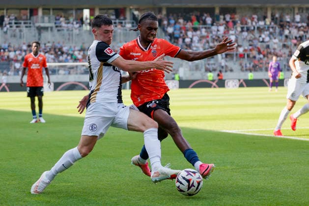 Im Bild: v.li. Felix Keidel (SV 07 Elversberg, 43) im Zweikampf gegen Daniel Semedo (FC Lorient, 23) 15.08.2026, 1. Bundesliga, Testspiel, SV 07 Elversberg - FC Lorient, Deutschland, Spiesen-Elversberg, URSAPHARM-Arena, DFL REGULATIONS PROHIBIT ANY USE OF PHOTOGRAPHS AS IMAGE SEQUENCES AND OR QUASI-VIDEO. *** Pictured from left: Felix Keidel (SV 07 Elversberg, 43) in a tackle against Daniel Semedo (FC Lorient, 23) on August 15, 2026, 1. Bundesliga, Friendly Match, SV 07 Elversberg vs. FC Lorient, Germany, Spiesen Elversberg, URSAPHARM Arena, DFL REGULATIONS PROHIBIT ANY USE OF PHOTOGRAPHS AS IMAGE SEQUENCES AND OR QUASI-VIDEO Copyright: HMBxMedia xJulienxBecker