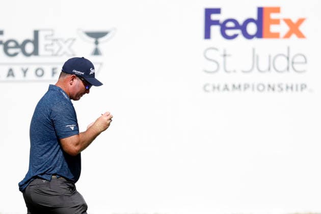 MEMPHIS, TN - AUGUST 15: Ryan Fox of New Zealand records his score as he walks off the No. 18 green during the third round of the FedEx St. Jude Championship, August 15, 2026, at TPC Southwind in Memphis, Tennessee. (Photo by Matthew Maxey Icon Sportswire) GOLF: AUG 15 PGA, Golf Herren FedEx St. Jude Championship EDITORIAL USE ONLY Icon260815016