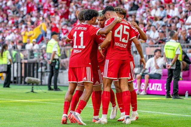 München, Deutschland 15. August 2026: Telekom Cup - 2026 - FC Bayern München gegen RB Leipzig Im Bild: Luis Diaz (FCB) 3.v.li. jubelt nach seinem Tor zum 1:0 macht das Tor zum *** Munich, Germany, August 15, 2026: Telekom Cup 2026, FC Bayern Munich vs. RB Leipzig. Pictured: Luis Diaz (FCB), third from the left, celebrates after scoring the 1-0 goal. Copyright: xFotostandx xNachtigallx
