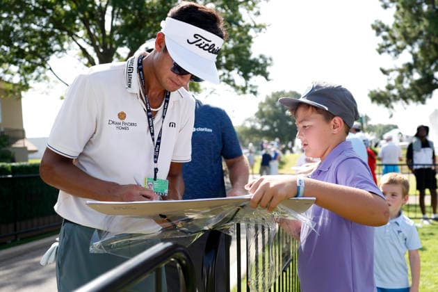 MEMPHIS, TN - AUGUST 15: Ricky Castillo of the United States signs autographs for fans following the third round of the FedEx St. Jude Championship, August 15, 2026, at TPC Southwind in Memphis, Tennessee. (Photo by Matthew Maxey Icon Sportswire) GOLF: AUG 15 PGA, Golf Herren FedEx St. Jude Championship EDITORIAL USE ONLY Icon260815017