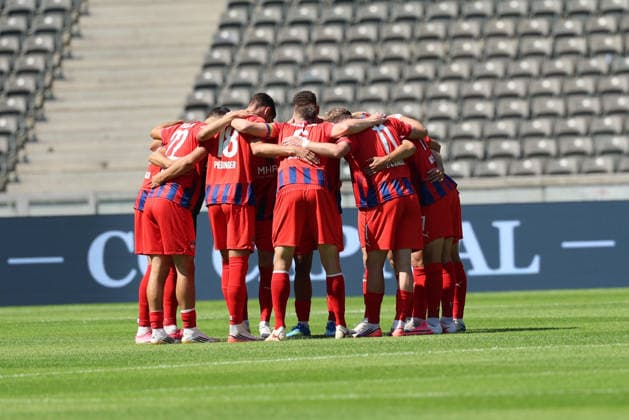 BERLIN, DEUTSCHLAND - AUGUST 15: Motivation circle team building 1. FC Heidenheim before the kick-off start of the game, during the match in the 2. German Bundesliga: Hertha BSC - 1. FC Heidenheim at Olympiastadion Berlin on matchday 29 on August 15, 2026 in Berlin, Deutschland. DFB regulations prohibit any use of photographs as image sequences and or quasi video. Berlin Deutschland Copyright: xO.Frankex
