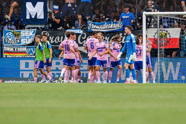 Die Mannschaft von MSV Duisburg jubelt ueber das Tor zum 2:3 durch Lex Tyger Lobinger (MSV Duisburg, 09) GER, SC Verl vs. MSV Duisburg, Fussball, 3. Liga, 2. Spieltag, Spielzeit 2026 2027, 15.08.2026 DFL Regulations prohibit any use of photographers as image sequences and or quasi-video. GER, SC Verl vs. MSV Duisburg, Fussball, 3. Liga, 2. Spieltag, Spielzeit 2026 2027, 15.08.2026 Verl *** The MSV Duisburg team celebrates Lex Tyger Lobinger s goal to make it 2–3. MSV Duisburg, 09 GER, SC Verl vs. MSV Duisburg, Soccer, 3rd Division, Matchday 2, 2026–2027 Season, August 15, 2026 DFL regulations prohibit any use of photographs as image sequences and or quasi-video GER, SC Verl vs. MSV Duisburg, soccer, 3. Liga, Matchday 2, 2026–2027 season, August 15, 2026, Verl Copyright: xEibner-Pressefoto JanxRollingerx EP_JSK