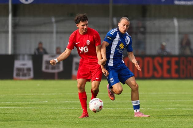 15.08.2026, Fussball, Herren, Regionalliga Nord, 4. Spieltag, BSV Kickers Emden - Eimsbütteler TV Jasper Hölscher (23 Eimsbütteler TV) im Zweikampf mit Matti Tjaden (blau 11 BSV Kickers Emden) *** August 15, 2026, Soccer, Men s, Regionalliga Nord, Matchday 4, BSV Kickers Emden vs. Eimsbütteler TV, Jasper Hölscher 23 (Eimsbütteler TV) in a tackle with Matti Tjaden (blue, 11, BSV Kickers Emden)