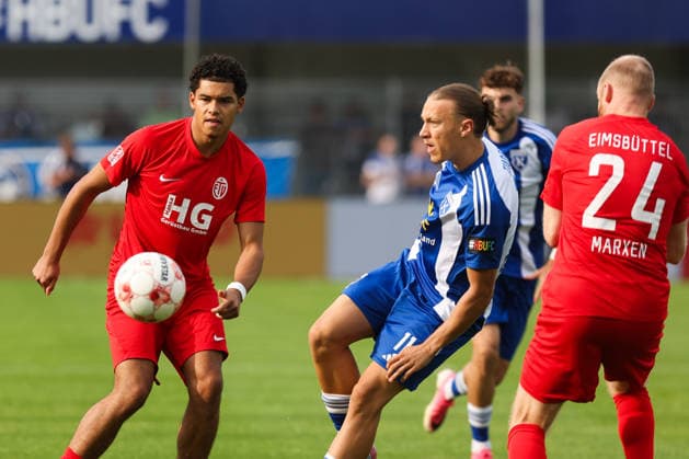 15.08.2026, Fussball, Herren, Regionalliga Nord, 4. Spieltag, BSV Kickers Emden - Eimsbütteler TV Matti Tjaden (blau 11 BSV Kickers Emden) im Zweikampf mit Jamel Joel Gramberg (30 Eimsbütteler TV) *** August 15, 2026, Soccer, Men s, Regionalliga Nord, Matchday 4, BSV Kickers Emden vs. Eimsbütteler TV Matti Tjaden (blue, 11) of BSV Kickers Emden in a tackle with Jamel Joel Gramberg (30) of Eimsbütteler TV