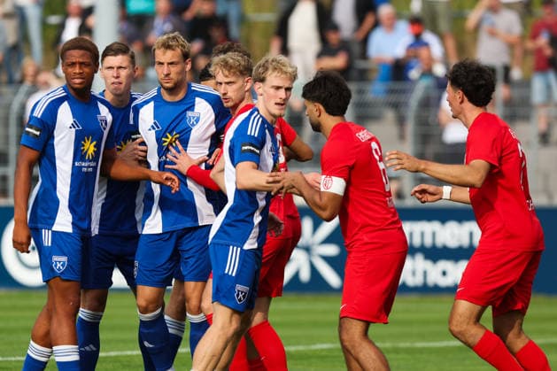 15.08.2026, Fussball, Herren, Regionalliga Nord, 4. Spieltag, BSV Kickers Emden - Eimsbütteler TV Vlnr Jubes Ticha (blau 29 BSV Kickers Emden), Peer Mahncke (blau 5 BSV Kickers Emden) und Theo Schröder (blau 9 BSV Kickers Emden) *** August 15, 2026, Soccer, Men s, Regionalliga Nord, Matchday 4, BSV Kickers Emden vs. Eimsbütteler TV. From left to right: Jubes Ticha (blue, 29), BSV Kickers Emden; Peer Mahncke (blue, 5), BSV Kickers Emden; and Theo Schröder (blue, 9), BSV Kickers Emden