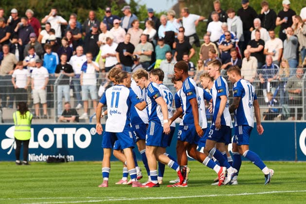 15.08.2026, Fussball, Herren, Regionalliga Nord, 4. Spieltag, BSV Kickers Emden - Eimsbütteler TV Torjubel zum 1:0 durch Bogdan Shubin (blau 8 BSV Kickers Emden) *** August 15, 2026, Soccer, Men s, Regionalliga Nord, Matchday 4, BSV Kickers Emden vs. Eimsbütteler TV: Celebration of the 1–0 goal by Bogdan Shubin (No. 8, BSV Kickers Emden)