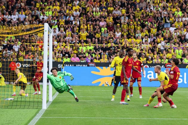 15.08.2026, xfanx, Fussball Testspiel, Borussia Dortmund - AS Roma v.l. Torschütze Julian Ryerson (BVB), von rechts der Zweite im Bild, macht das Tor zum 1:2 für Borussia Dortmund (DFL DFB REGULATIONS PROHIBIT ANY USE OF PHOTOGRAPHS as IMAGE SEQUENCES and or QUASI-VIDEO) Dortmund *** August 15, 2026, xfanx, Soccer friendly match, Borussia Dortmund vs. AS Roma. Goal scorer Julian Ryerson (BVB), second from the right in the photo, scores the goal to make it 1–2 for Borussia Dortmund. DFL and DFB regulations prohibit any use of photographs as image sequences and or quasi-video. Dortmund