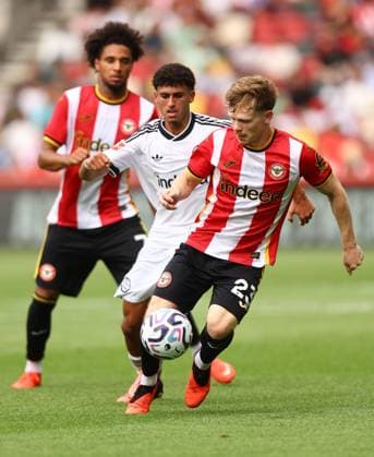 Keane Lewis-Potter of Brentford and Ayoube Amaimouni -Echghouyab of Eintracht Frankfurt Brentford v Eintracht Frankfurt, Pre Season Friendly, Football, Gtech Community Stadium, London, UK - 15 Aug 2026London Gtech Community Stadium United Kingdom EDITORIAL USE ONLY No use with unauthorised audio, video, data, fixture lists, club league logos or live services. Online in-match use limited to 120 images, no video emulation. No use in betting, games or single club league player publications.  Copyright: xMichaelxZemanek Shutterstockx 17070130bd