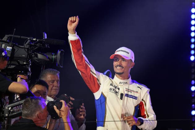Sieger Pascal Wehrlein (GER) Porsche 94 in Jubelpose auf dem Podium, Rennen 1, FIA Formel E Weltmeisterschaft, Saison 12, London E- Prix, 15.08.2026, Excel Exibition Centre, *** Winner Pascal Wehrlein (GER) in his Porsche 94 striking a celebratory pose on the podium, Race 1, FIA Formula E World Championship, Season 12, London E-Prix, August 15, 2026, Excel Exhibition Center,