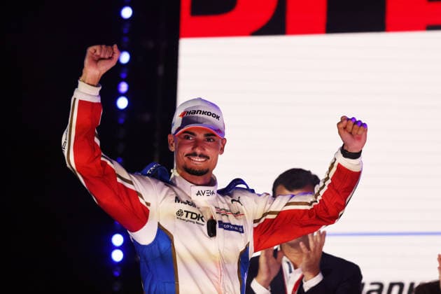 Sieger Pascal Wehrlein (GER) Porsche 94 in Jubelpose auf dem Podium, Rennen 1, FIA Formel E Weltmeisterschaft, Saison 12, London E- Prix, 15.08.2026, Excel Exibition Centre, *** Winner Pascal Wehrlein (GER) in his Porsche 94 striking a celebratory pose on the podium, Race 1, FIA Formula E World Championship, Season 12, London E-Prix, August 15, 2026, Excel Exhibition Center,