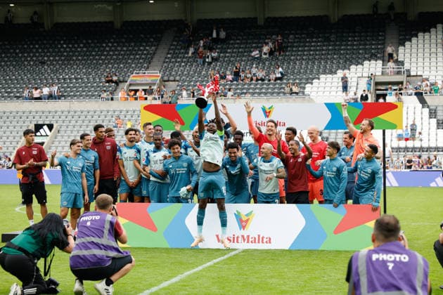 Newcastle United v Bayer 04 Leverkusen, Pre-Season Friendly Edmond Tapsoba of Bayer Leverkusen lifts the Malta trophy at full time 1-2 during the Newcastle United v Bayer 04 Leverkusen at St. James Park, Newcastle Upon Tyne, England on 15 August 2026 Credit: Craig Cowan Every Second Media Editorial use only. All images are copyright Every Second Media Limited. No images may be reproduced without prior permission. Copyright: xIMAGO EveryxSecondxMediax ESM-2094-0085 CraigxCowanx xEveryxSecondxMediax