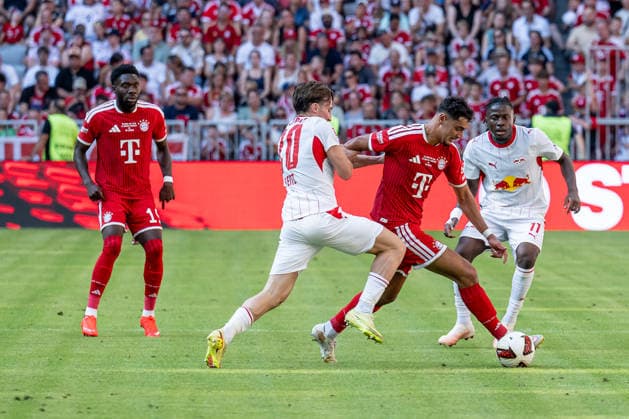 Aleksandar Pavlovic (FC Bayern Muenchen, 45) im Kampf um den Ball mit Rocco Reitz (RB Leipzig, 20) und Johan Bakayoko (RB Leipzig, 11), dahinter Alphonso Davies (FC Bayern Muenchen, 19) GER, FC Bayern Muenchen vs. RB Leipzig, Fussball, Telekom-Cup, Testspiel, Spielzeit 2026 2027, 15.08.2026 (DFL DFB REGULATIONS PROHIBIT ANY USE OF PHOTOGRAPHS as IMAGE SEQUENCES and or QUASI-VIDEO). Foto: HMB Media Heike Feiner *** Aleksandar Pavlovic (FC Bayern Munich, 45) battles for the ball with Rocco Reitz (RB Leipzig, 20) and Johan Bakayoko (RB Leipzig, 11); behind them is Alphonso Davies (FC Bayern Munich, 19, GER), FC Bayern Munich vs. RB Leipzig, soccer, Telekom Cup, friendly match, 2026–2027 season, August 15, 2026 DFL DFB REGULATIONS PROHIBIT ANY USE OF PHOTOGRAPHS AS IMAGE SEQUENCES AND OR QUASI-VIDEO Photo: HMB Media, Heike Feiner Copyright: HMBxMedia HeikexFeiner
