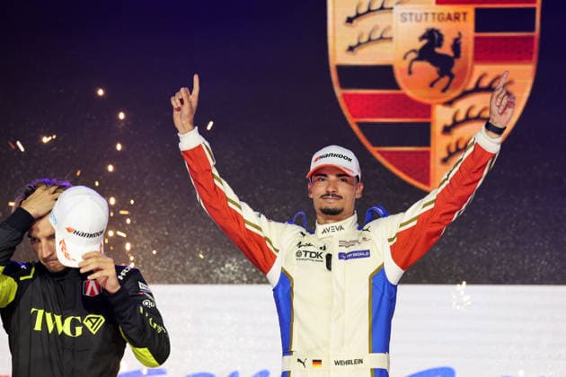 Ein enttäuschter Jake Dennis Zweiter im Rennen 1 und der Meisterschaft sowie Sieger Pascal Wehrlein (GER) Porsche 94 lachend und führender der WM auf dem Podium, FIA Formel E Weltmeisterschaft, Saison 12, London E- Prix, 15.08.2026, Excel Exibition Centre, *** A disappointed Jake Dennis, second in Race 1 and the championship, alongside winner Pascal Wehrlein (GER, Porsche 94), smiling and leading the World Championship, on the podium, FIA Formula E World Championship, Season 12, London E-Prix, August 15, 2026, Excel Exhibition Center,