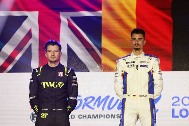 Jake Dennis Zweiter im Rennen 1 und der Meisterschaft und Sieger Pascal Wehrlein (GER) Porsche 94 führender der WM auf dem Podium, FIA Formel E Weltmeisterschaft, Saison 12, London E- Prix, 15.08.2026, Excel Exibition Centre, *** Jake Dennis, second in Race 1 and in the championship, and winner Pascal Wehrlein (GER, Porsche 94), the World Championship leader, on the podium, FIA Formula E World Championship, Season 12, London E-Prix, August 15, 2026, Excel Exhibition Center,