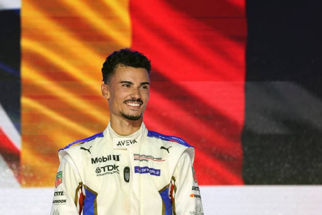 Sieger Pascal Wehrlein (GER) Porsche 94 auf dem Podium, Rennen 1, FIA Formel E Weltmeisterschaft, Saison 12, London E- Prix, 15.08.2026, Excel Exibition Centre, während der Hymne vor der Deutschlandfahne *** Winner Pascal Wehrlein (GER) in a Porsche 94 on the podium, Race 1, FIA Formula E World Championship, Season 12, London E-Prix, August 15, 2026, Excel Exhibition Center, standing in front of the German flag during the national anthem