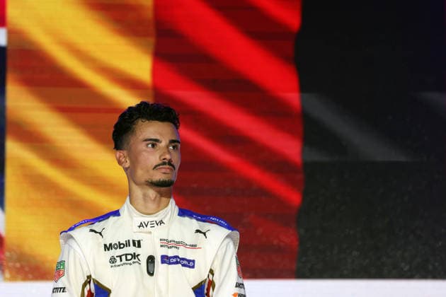 Sieger Pascal Wehrlein (GER) Porsche 94 auf dem Podium, Rennen 1, FIA Formel E Weltmeisterschaft, Saison 12, London E- Prix, 15.08.2026, Excel Exibition Centre, während der Hymne vor der Deutschlandfahne *** Winner Pascal Wehrlein (GER) in a Porsche 94 on the podium, Race 1, FIA Formula E World Championship, Season 12, London E-Prix, August 15, 2026, Excel Exhibition Center, standing in front of the German flag during the national anthem