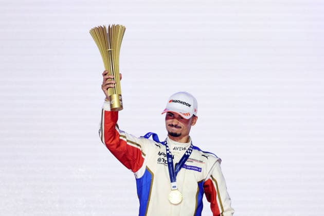 Sieger Pascal Wehrlein (GER) Porsche 94 mit dem Pokal auf dem Podium, Rennen 1, FIA Formel E Weltmeisterschaft, Saison 12, London E- Prix, 15.08.2026, Excel Exibition Centre *** Winner Pascal Wehrlein (GER) in the Porsche 94, holding the trophy on the podium, Race 1, FIA Formula E World Championship, Season 12, London E-Prix, August 15, 2026, Excel Exhibition Center
