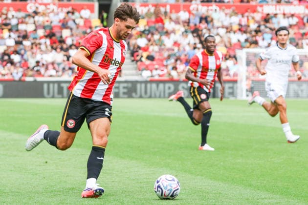 LONDON, ENGLAND - AUGUST 15: Aaron Hickey of Brentford controls the ball during the pre-season friendly match between Brentford and Eintracht Frankfurt at Gtech Community Stadium on August 15, 2026 in London, England.  Copyright: xSeanxChandlerx xSPPx Sportspressphoto_SPR207140