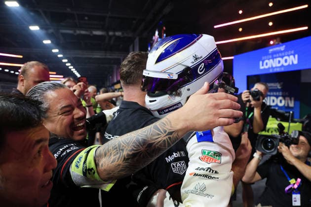 Mechaniker umarmen Pascal Wehrlein (GER) Porsche 94 mit >Helm auf nach seinem Sieg am Parc ferme, Rennen 1, FIA Formel E Weltmeisterschaft, Saison 12, London E- Prix, 15.08.2026, Excel Exibition Centre *** Mechanics embrace Pascal Wehrlein, driving the GER Porsche 94 and wearing a helmet, after his victory in the Parc Fermé, Race 1, FIA Formula E World Championship, Season 12, London E-Prix, August 15, 2026, Excel Exhibition Center