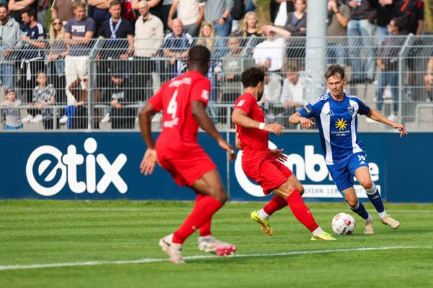 15.08.2026, Fussball, Herren, Regionalliga Nord, 4. Spieltag, BSV Kickers Emden - Eimsbütteler TV Nick Stepantsev (blau 39 BSV Kickers Emden) im Zweikampf mit Gabriel Michalek (12 Eimsbütteler TV) *** August 15, 2026, Soccer, Men s, Regionalliga Nord, Matchday 4, BSV Kickers Emden vs. Eimsbütteler TV: Nick Stepantsev (blue, 39) of BSV Kickers Emden in a tackle with Gabriel Michalek (Eimsbütteler TV, 12)