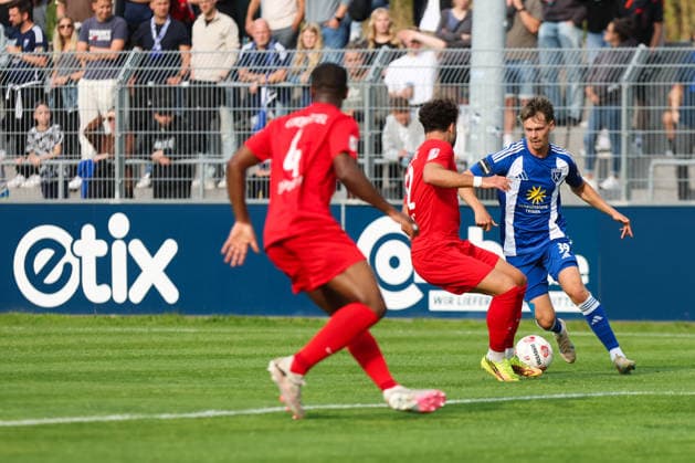 15.08.2026, Fussball, Herren, Regionalliga Nord, 4. Spieltag, BSV Kickers Emden - Eimsbütteler TV Nick Stepantsev (blau 39 BSV Kickers Emden) im Zweikampf mit Gabriel Michalek (12 Eimsbütteler TV) *** August 15, 2026, Soccer, Men s, Regionalliga Nord, Matchday 4, BSV Kickers Emden vs. Eimsbütteler TV: Nick Stepantsev (blue, 39) of BSV Kickers Emden in a tackle with Gabriel Michalek (Eimsbütteler TV, 12)