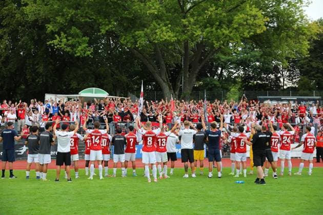 Regionalliga West: VfL Bochum II - Rot-Weiß Oberhausen ** NUR FÜR REDAKTIONELLE ZWECKE ** EDITORIAL USE ONLY **<p>Mannschaft und Fans feiern den Auswärtssieg. VfL Bochum II - RWO Ort: Bochum, Mondpalast-Arena Datum: 15.08.2026 Deutschland NRW Bochum Copyright: MichaxKorb *** Regionalliga West VfL Bochum II Rot Weiß Oberhausen ** FOR EDITORIAL USE ONLY ** EDITORIAL USE ONLY ** p Team and fans celebrate the away win VfL Bochum II RWO Location Bochum, Mondpalast Arena Date August 15, 2026 Germany North Rhine-Westphalia Bochum Copyright MichaxKorb Copyright: MichaxKorb doc8766xn5mxgxs46o4o2x ,EDITORIAL USE ONLY
