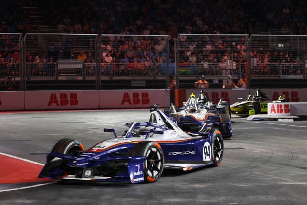 Pascal Wehrlein (GER) Porsche 94 und Nico Mueller (SUI) Porsche 51 führen Rennen 1, FIA Formel E Weltmeisterschaft, Saison 12, London E- Prix, 15.08.2026, Excel Exibition Centre *** Pascal Wehrlein (GER) in Porsche 94 and Nico Mueller (SUI) in Porsche 51 lead Race 1 of the FIA Formula E World Championship, Season 12, London E-Prix, August 15, 2026, at the Excel Exhibition Center