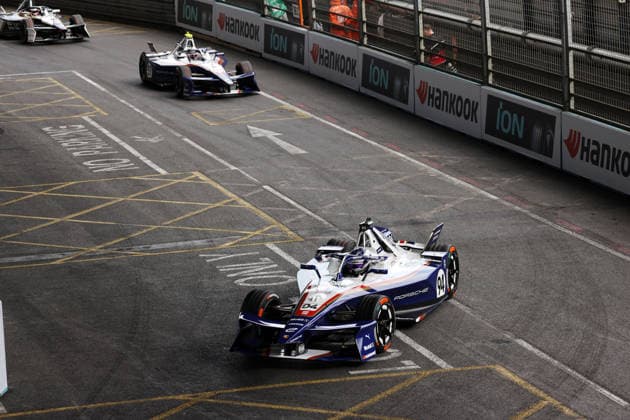 Pascal Wehrlein (GER) Porsche 94 und Nico Mueller (SUI) Porsche 51 im rennen 1, FIA Formel E Weltmeisterschaft, Saison 12, London E- Prix, 15.08.2026, Excel Exibition Centre *** Pascal Wehrlein (GER) in Porsche No. 94 and Nico Mueller (SUI) in Porsche No. 51 in Race 1, FIA Formula E World Championship, Season 12, London E-Prix, August 15, 2026, Excel Exhibition Center