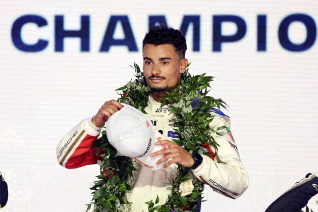 Sieger Pascal Wehrlein (GER) Porsche 94 in Jubelpose auf dem Podium, Rennen 1, FIA Formel E Weltmeisterschaft, Saison 12, London E- Prix, 15.08.2026, Excel Exibition Centre, *** Winner Pascal Wehrlein (GER) in his Porsche 94 striking a celebratory pose on the podium, Race 1, FIA Formula E World Championship, Season 12, London E-Prix, August 15, 2026, Excel Exhibition Center,